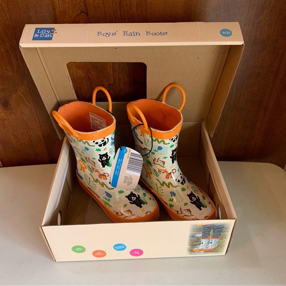 Lily and Dan Boys Rain Boots SZ 9/10
Animal Print Pull On Handles New In Box
